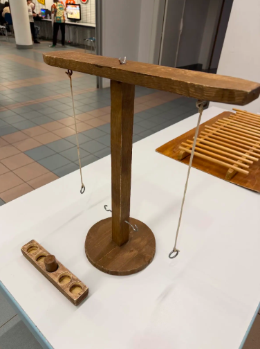 Jeu des crochets en bois